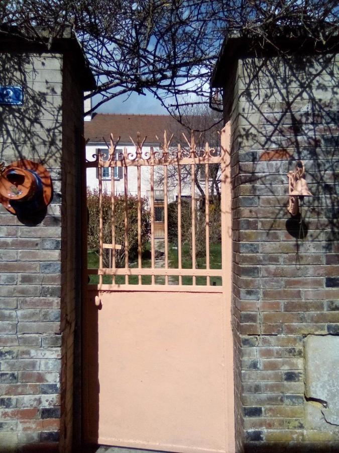 La Grille Fleurie, Chambres D'Hote Chez L'Habitant Arthonnay Eksteriør bilde